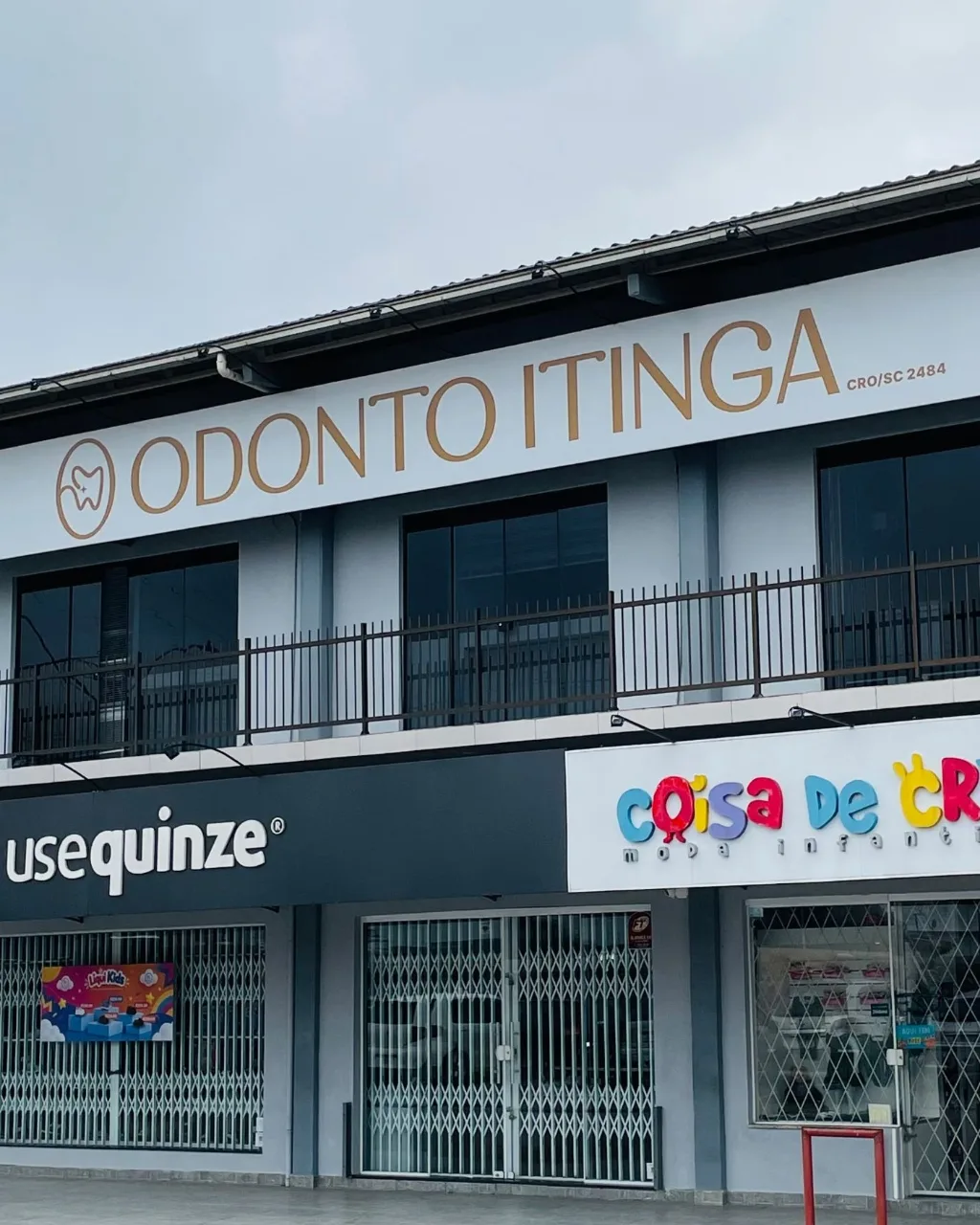 Fachada da Odonto Itinga, no 1º andar do prédio da Rua Adolfo Soares, 49, em Itinga, Araquari
